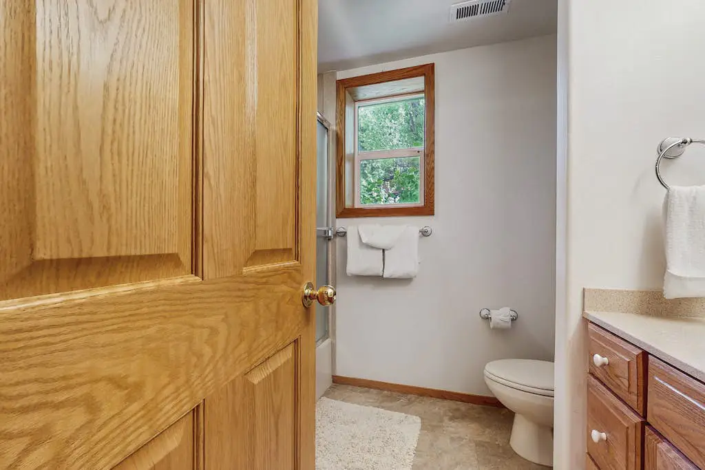Terrific lakefront gem with private hot tub, dock & beach - near skiing & town