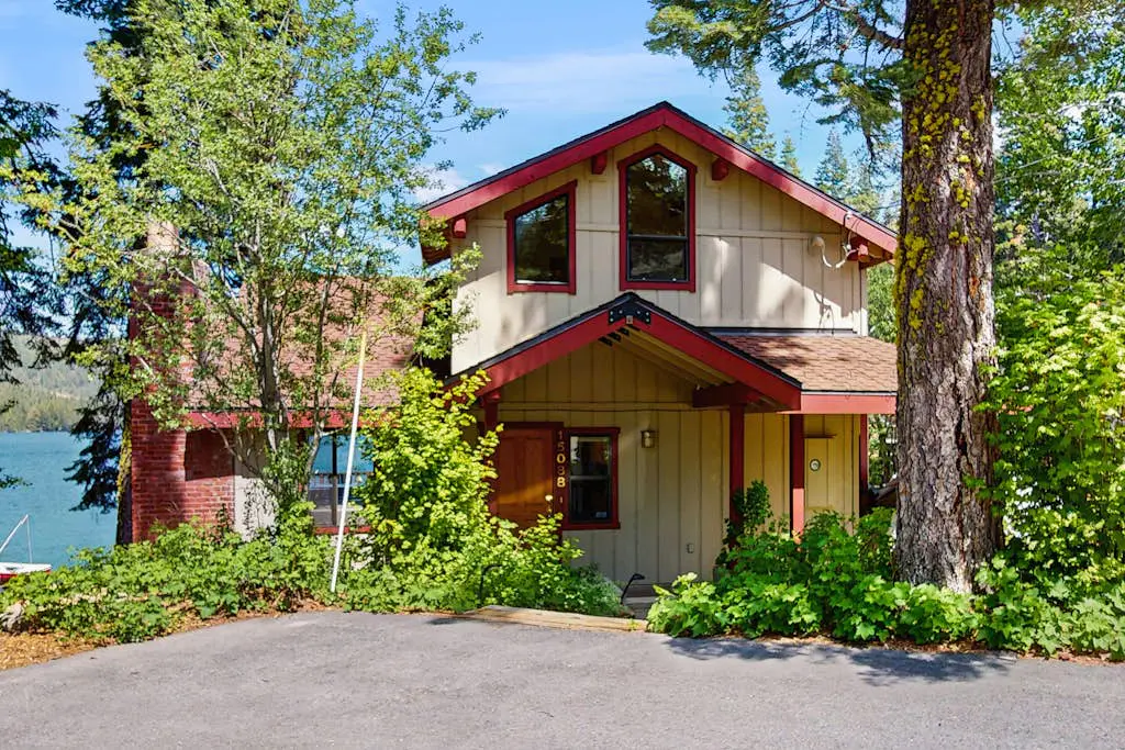 Terrific lakefront gem with private hot tub, dock & beach - near skiing & town