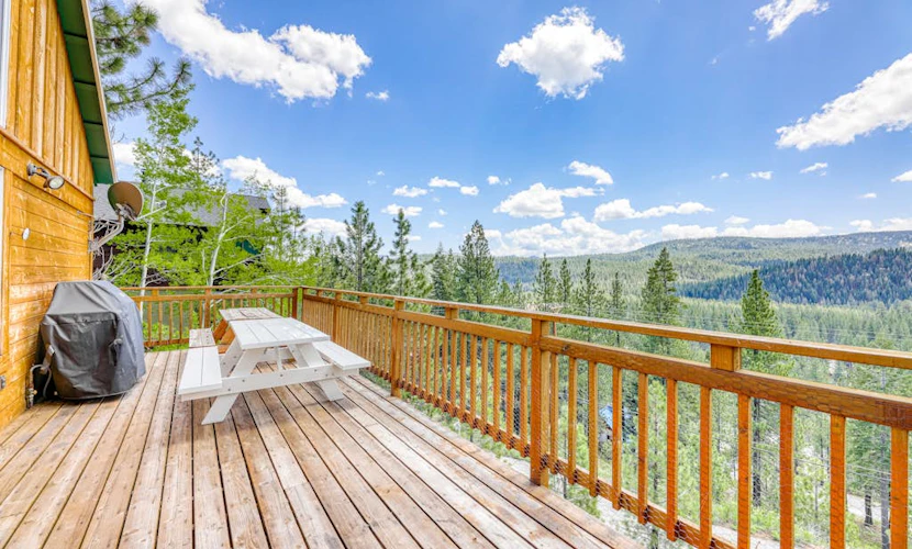 Beautiful sunlit home with fast WiFi, wood stove, washer/dryer, foosball