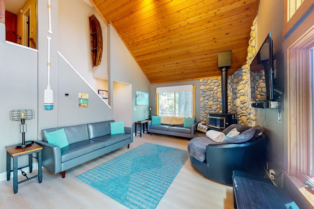 Beautiful sunlit home with fast WiFi, wood stove, washer/dryer, foosball