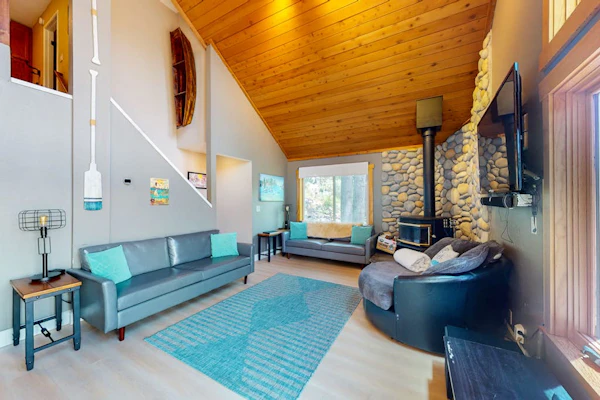 Beautiful sunlit home with fast WiFi, wood stove, washer/dryer, foosball