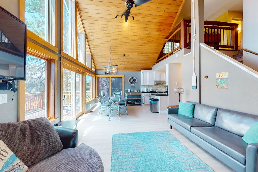 Beautiful sunlit home with fast WiFi, wood stove, washer/dryer, foosball