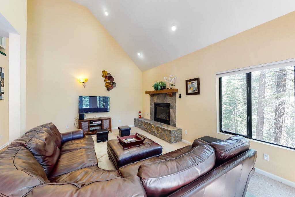 Dog-friendly home with access to Tahoe Donner pool & sauna - near golf & skiing
