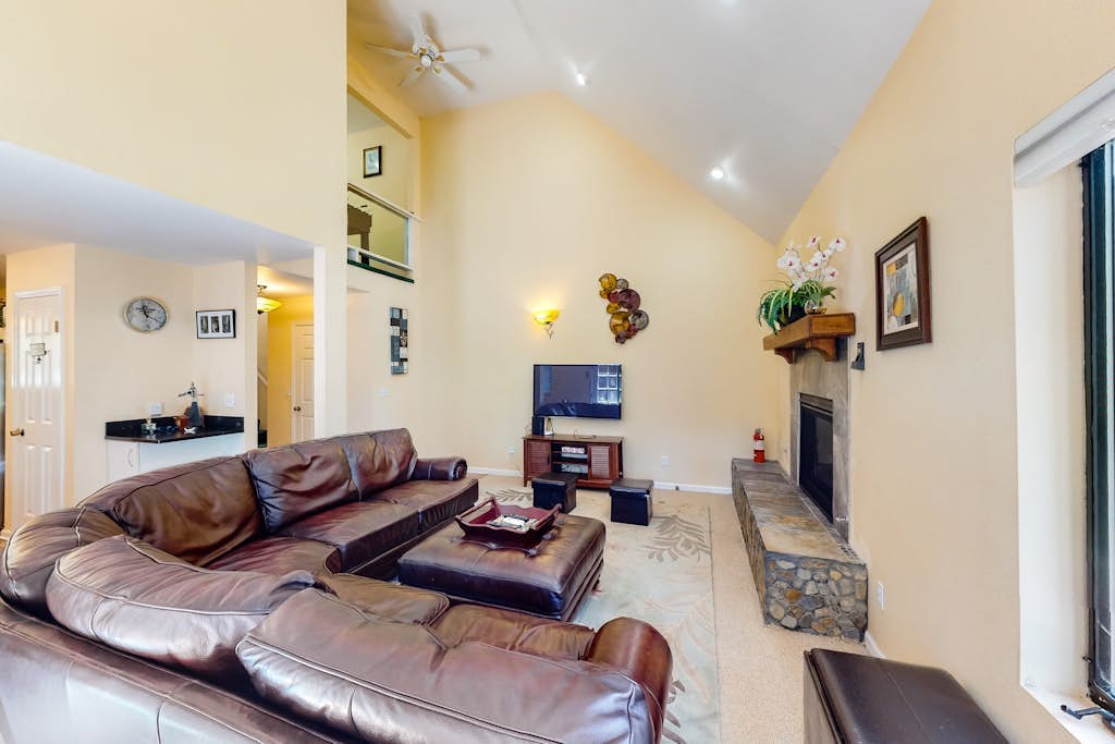 Dog-friendly home with access to Tahoe Donner pool & sauna - near golf & skiing