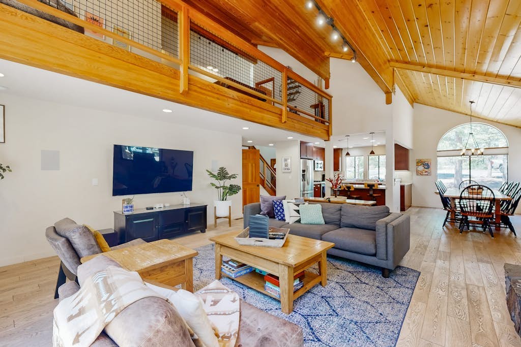 Luxe lodge on the Tahoe Donner Golf Course near skiing, lake & rec center
