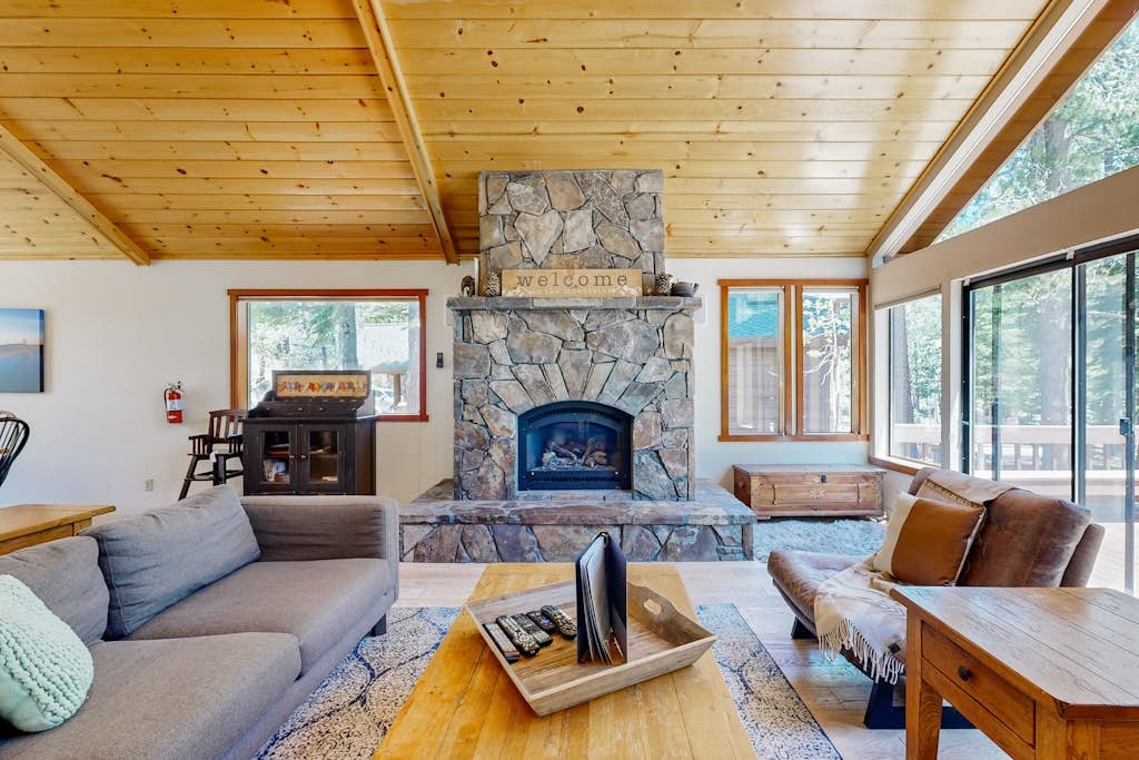 Luxe lodge on the Tahoe Donner Golf Course near skiing, lake & rec center