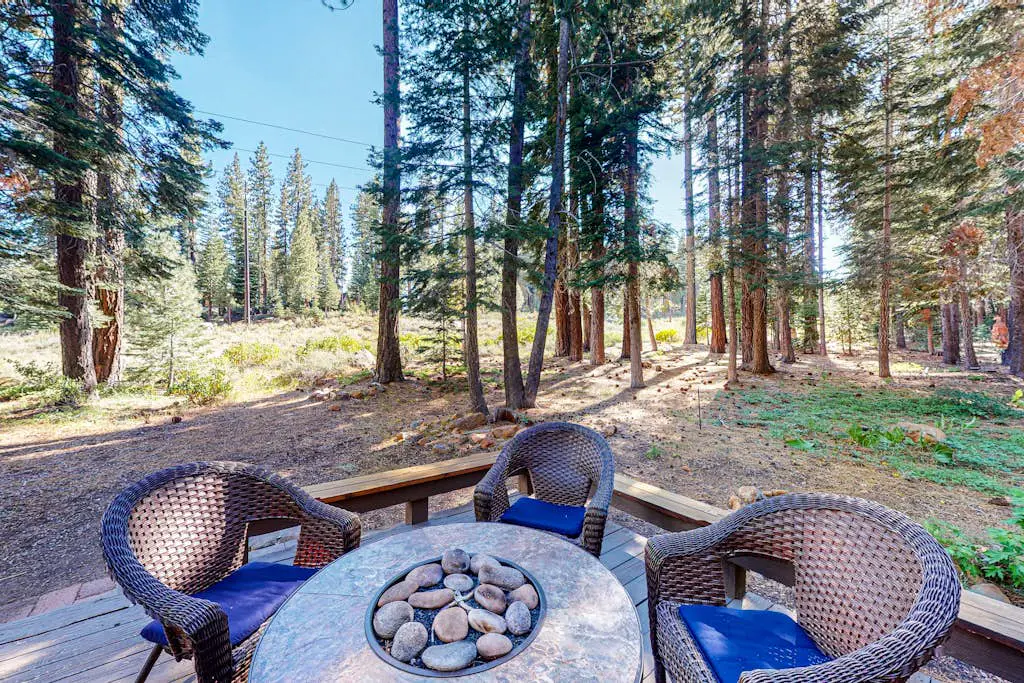 Majestic Donner gem with 2 great rooms, pool - trails close to home, skiing