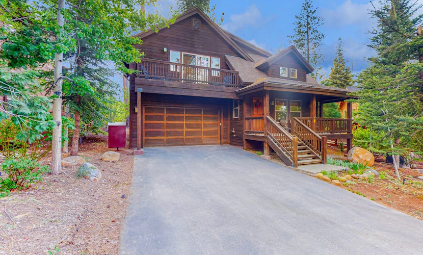 Quiet Cottage with Deck & Firepit - Near Skiing, Golf, Park & Water Sports