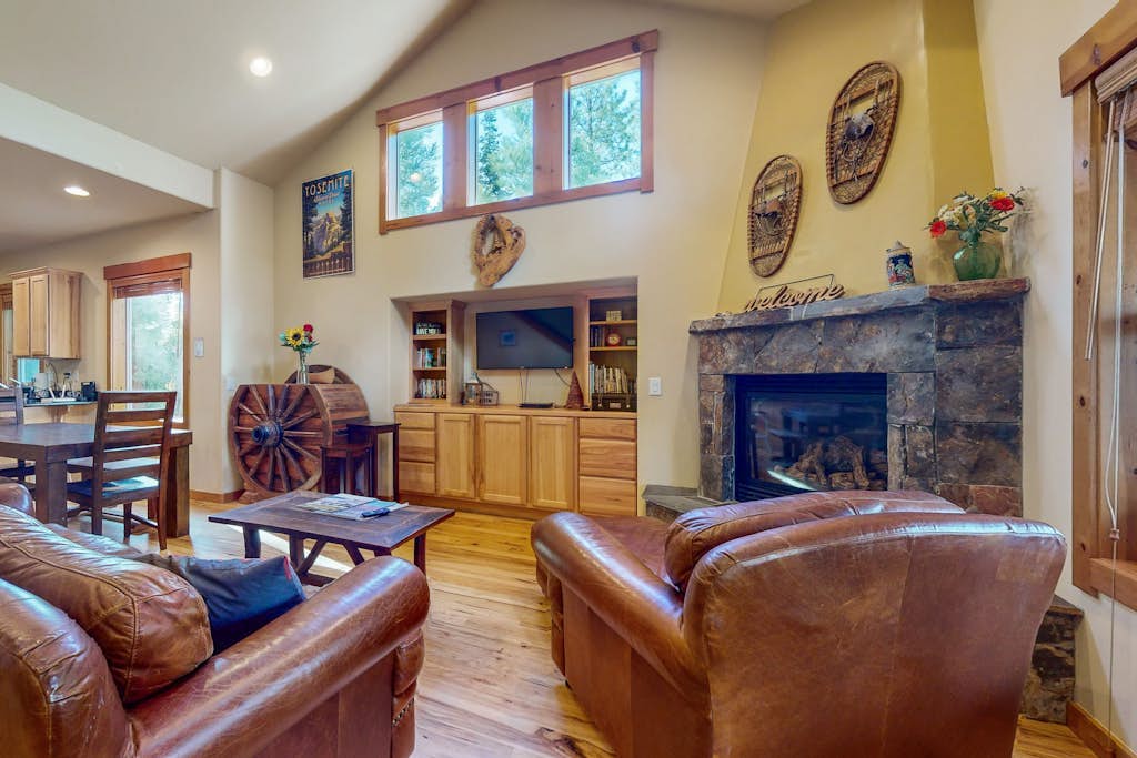 Quiet Cottage with Deck & Firepit - Near Skiing, Golf, Park & Water Sports