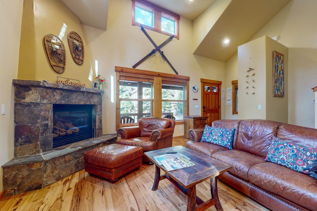 Quiet Cottage with Deck & Firepit - Near Skiing, Golf, Park & Water Sports