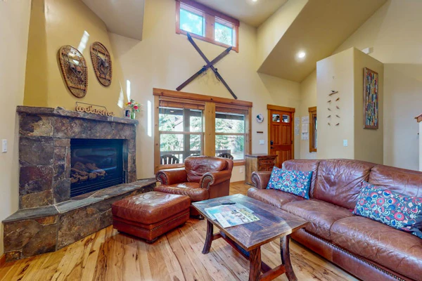 Quiet Cottage with Deck & Firepit - Near Skiing, Golf, Park & Water Sports