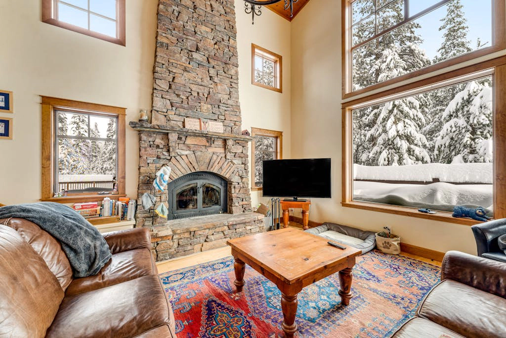 Rustic cabin by the lake & skiing with private sauna & game room - dog-friendly