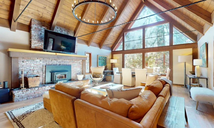 Beautiful home near the lake & slopes with private hot tub, pool table, & WiFi