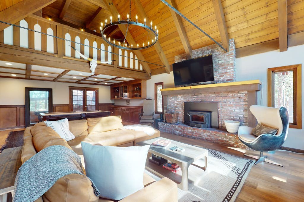 Beautiful home near the lake & slopes with private hot tub, pool table, & WiFi