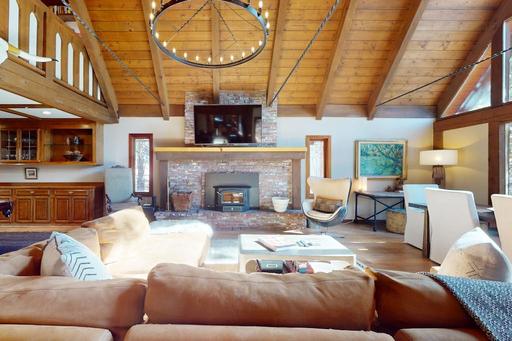 Beautiful home near the lake & slopes with private hot tub, pool table, & WiFi