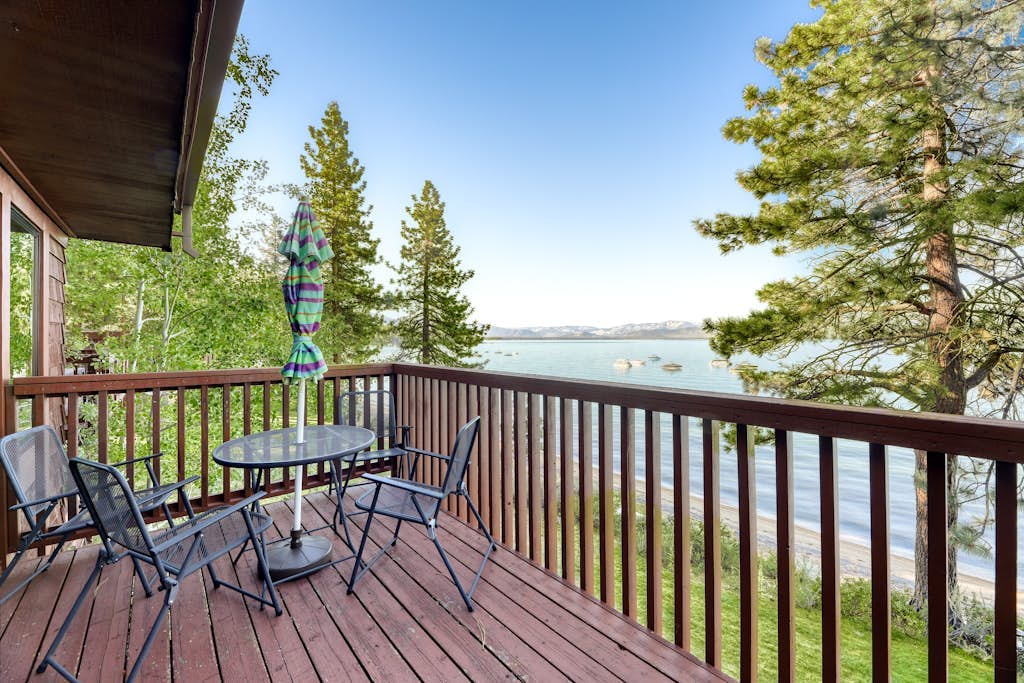 Lakefront getaway with Private beach access & balcony, sleeps 6