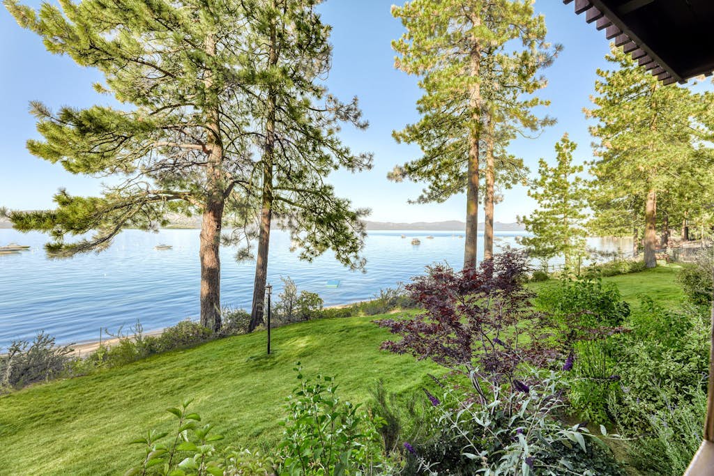 Lakefront getaway with Private beach access & balcony, sleeps 6