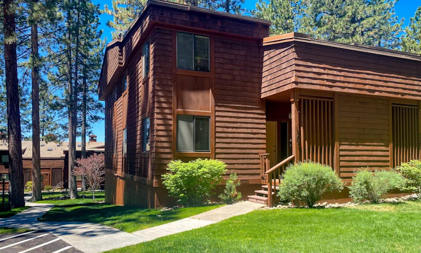 Fantastic lakefront condo with tennis, skiing, fireplace, & W/D, sleeps 6