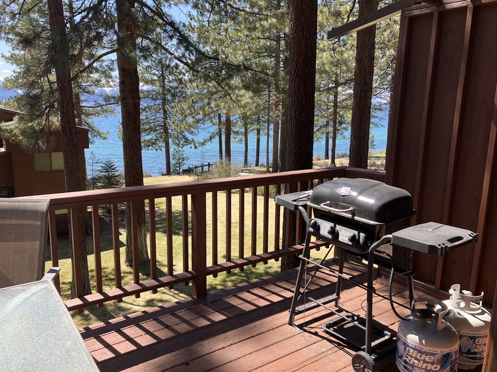 Fantastic lakefront condo with tennis, skiing, fireplace, & W/D, sleeps 6