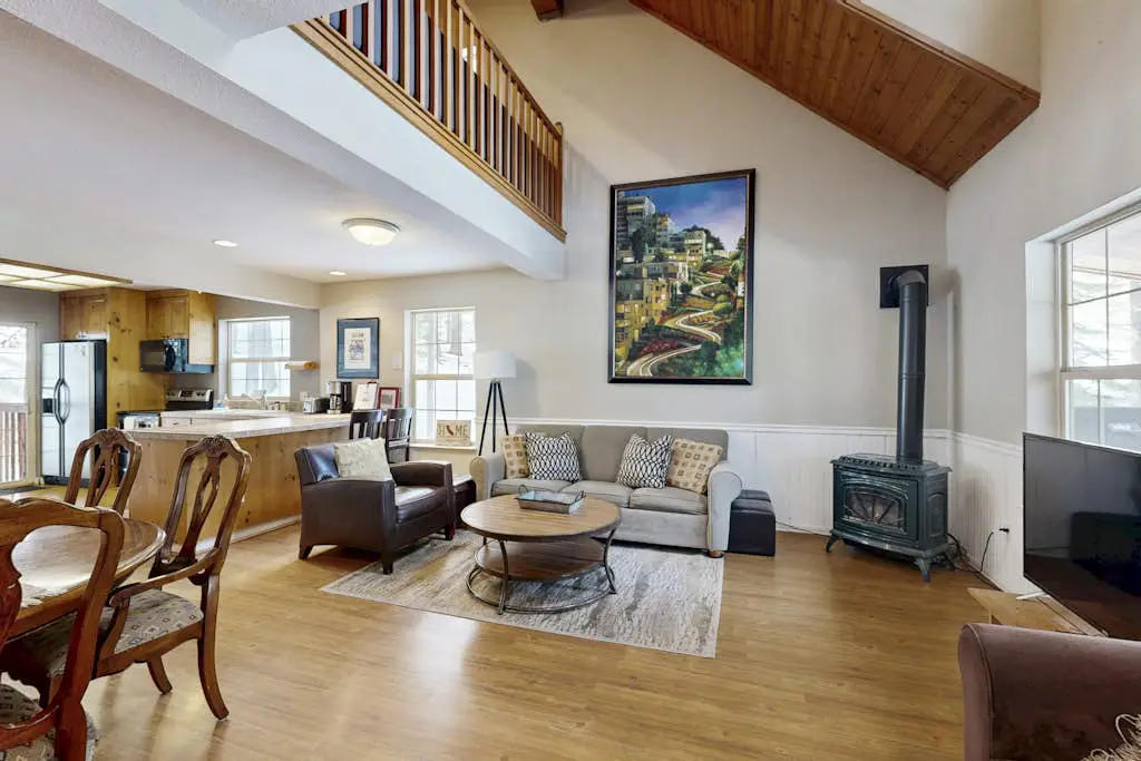 Tranquil cabin near ski slopes & trails with wraparound deck & pool table
