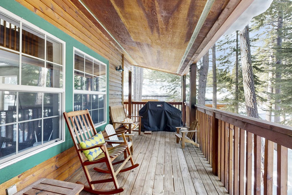 Tranquil cabin near ski slopes & trails with wraparound deck & pool table