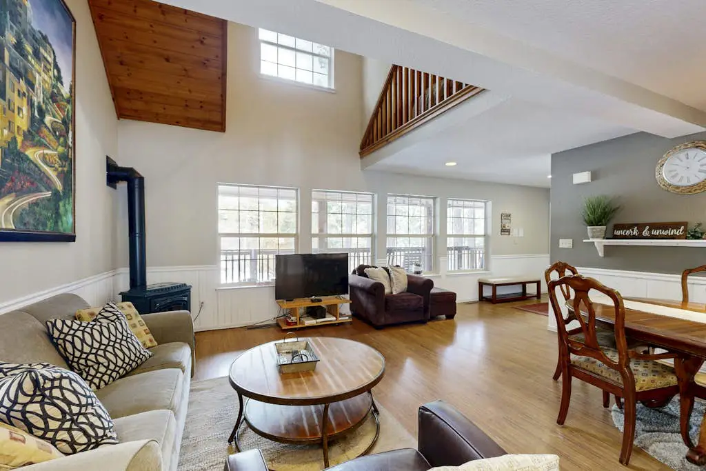 Tranquil cabin near ski slopes & trails with wraparound deck & pool table