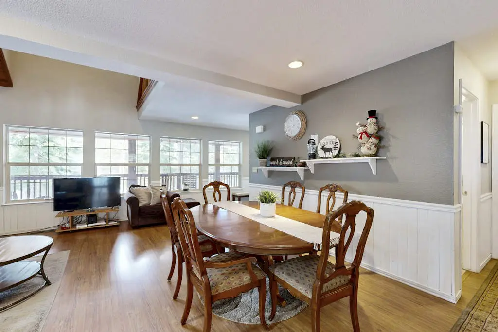 Tranquil cabin near ski slopes & trails with wraparound deck & pool table