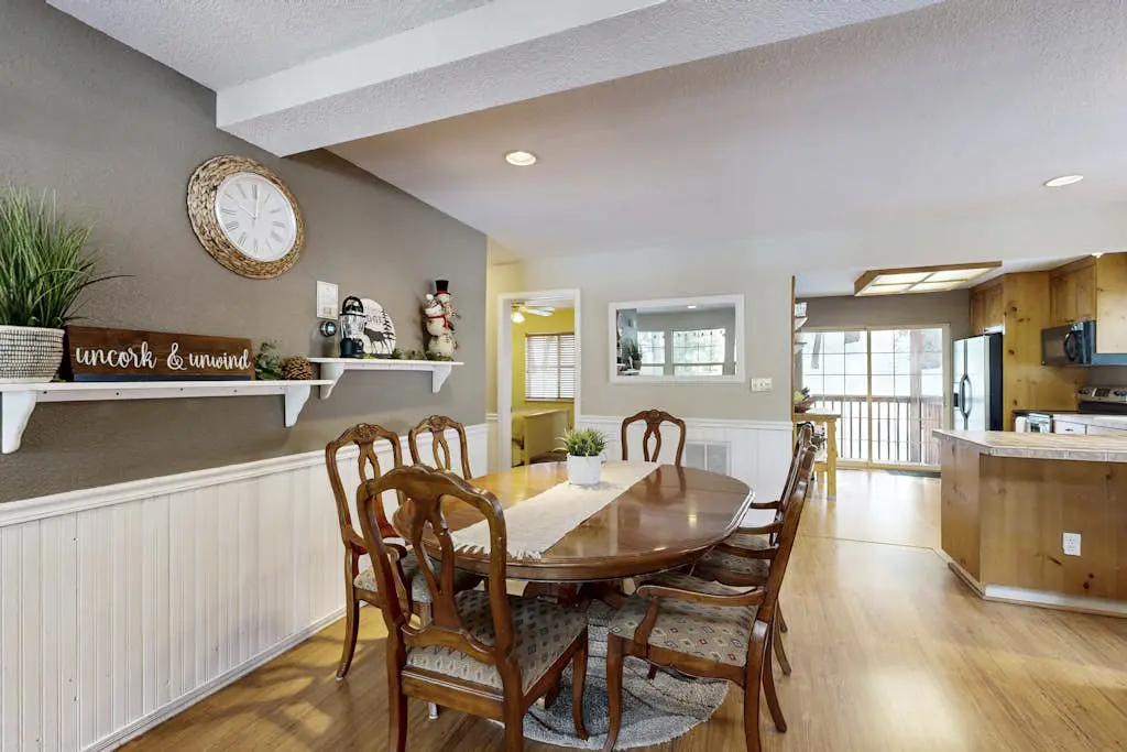 Tranquil cabin near ski slopes & trails with wraparound deck & pool table