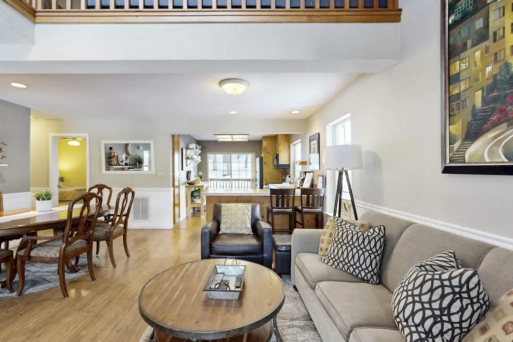 Tranquil cabin near ski slopes & trails with wraparound deck & pool table