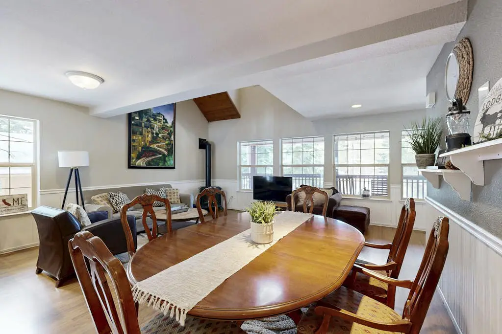 Tranquil cabin near ski slopes & trails with wraparound deck & pool table
