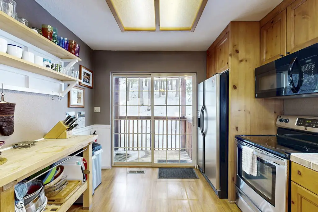 Tranquil cabin near ski slopes & trails with wraparound deck & pool table