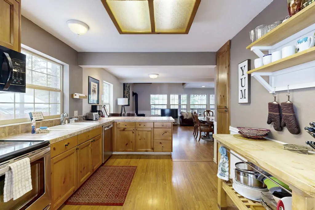 Tranquil cabin near ski slopes & trails with wraparound deck & pool table