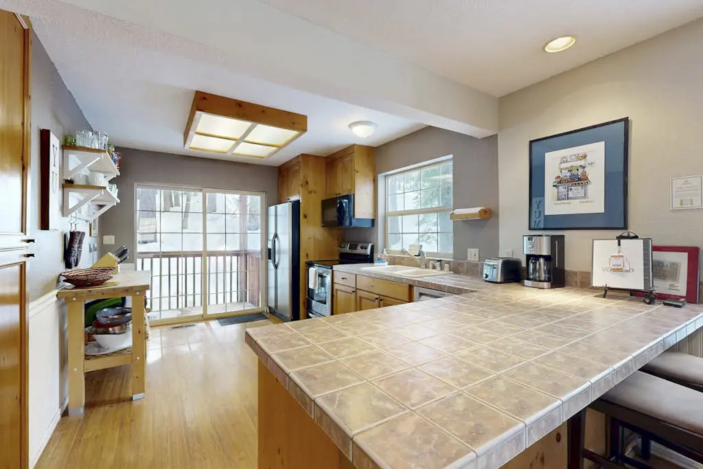 Tranquil cabin near ski slopes & trails with wraparound deck & pool table