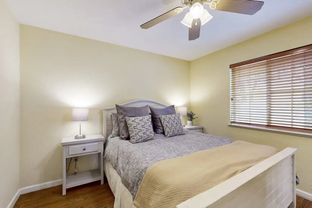 Tranquil cabin near ski slopes & trails with wraparound deck & pool table
