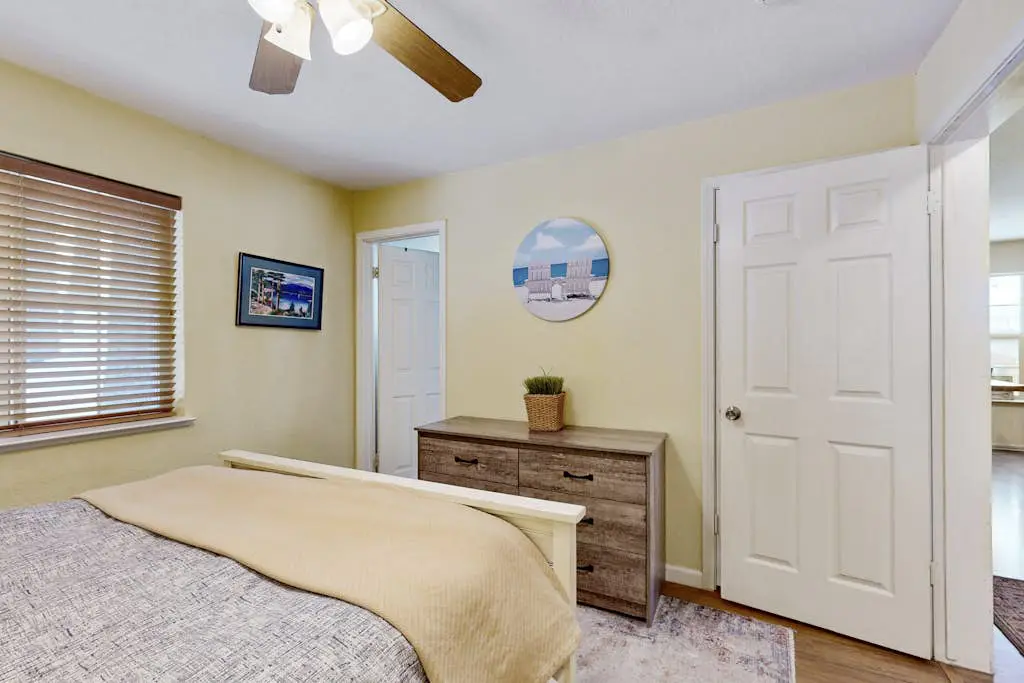 Tranquil cabin near ski slopes & trails with wraparound deck & pool table