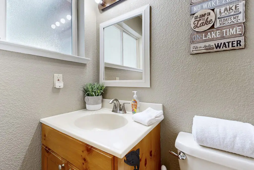 Tranquil cabin near ski slopes & trails with wraparound deck & pool table