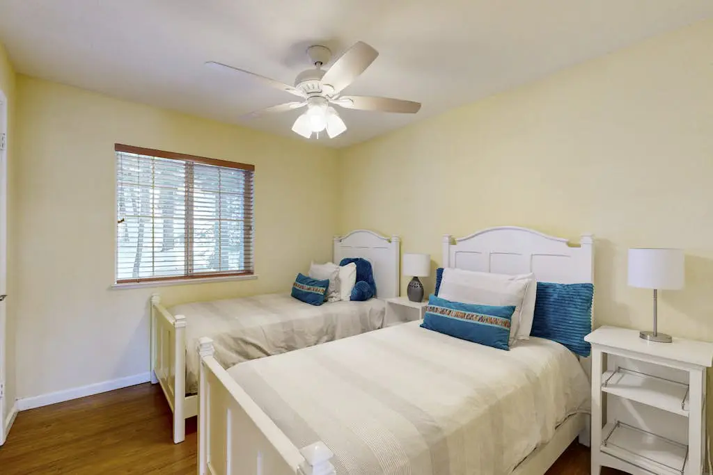 Tranquil cabin near ski slopes & trails with wraparound deck & pool table