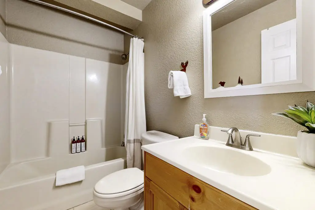 Tranquil cabin near ski slopes & trails with wraparound deck & pool table