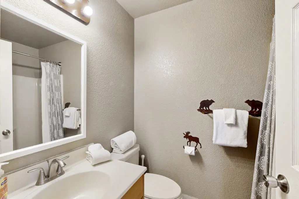 Tranquil cabin near ski slopes & trails with wraparound deck & pool table