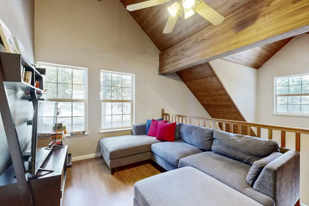 Tranquil cabin near ski slopes & trails with wraparound deck & pool table
