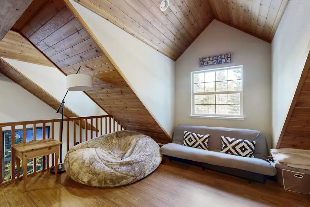 Tranquil cabin near ski slopes & trails with wraparound deck & pool table