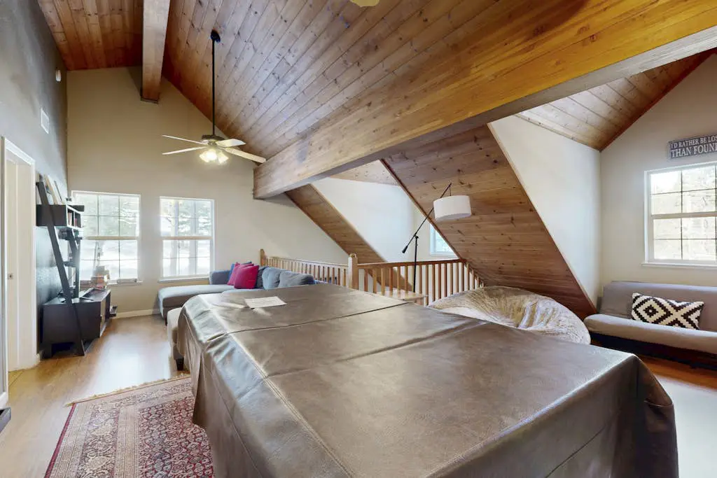 Tranquil cabin near ski slopes & trails with wraparound deck & pool table