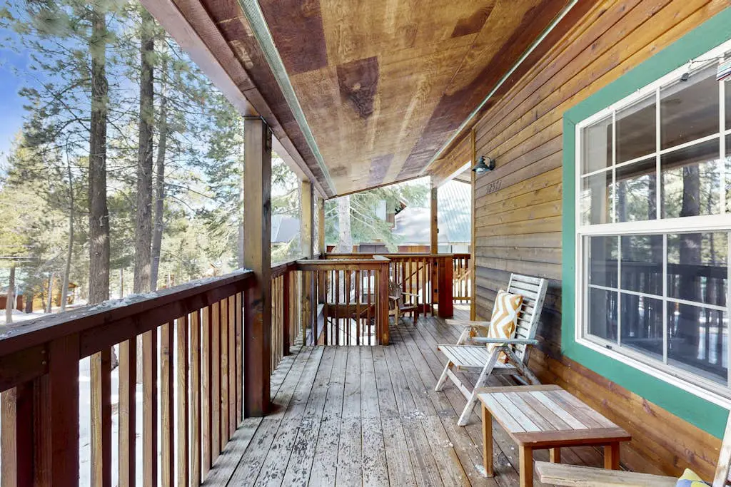 Tranquil cabin near ski slopes & trails with wraparound deck & pool table