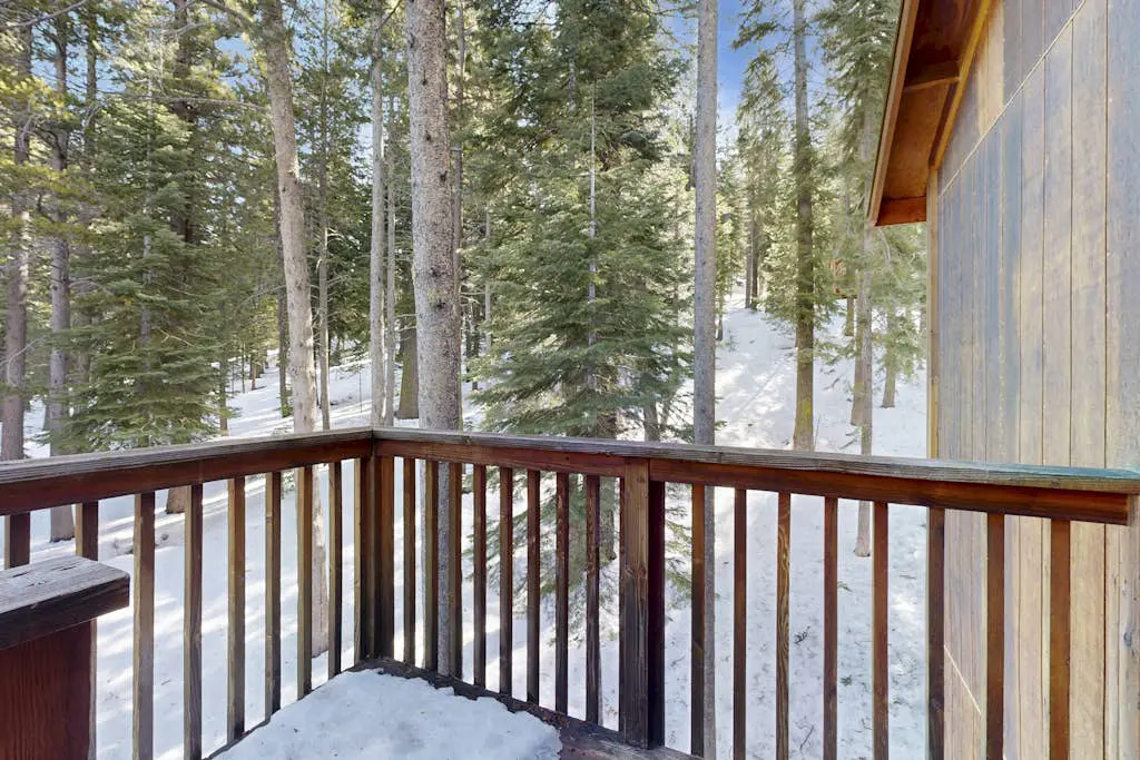 Tranquil cabin near ski slopes & trails with wraparound deck & pool table