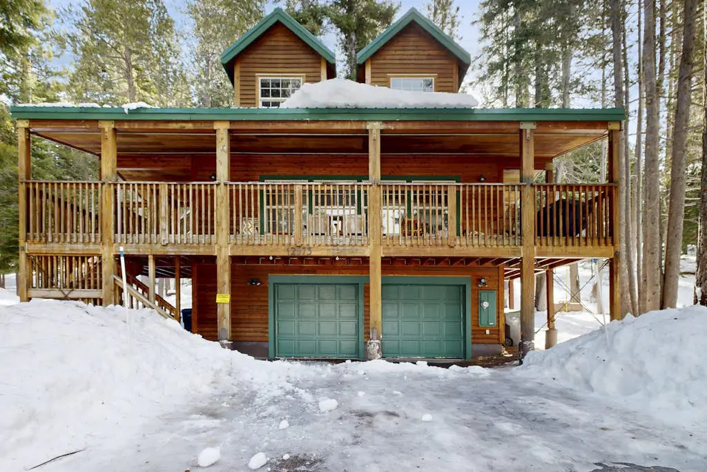 Tranquil cabin near ski slopes & trails with wraparound deck & pool table