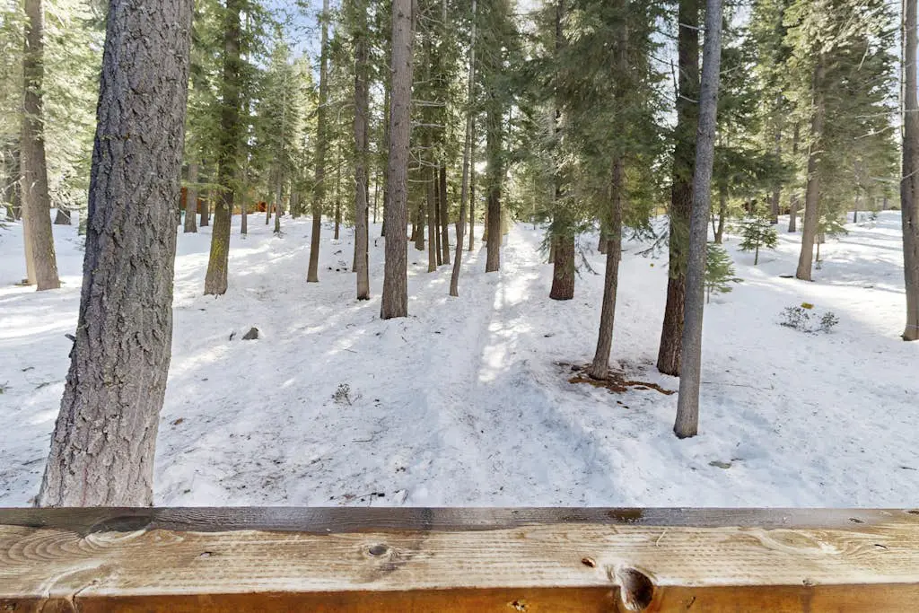 Tranquil cabin near ski slopes & trails with wraparound deck & pool table