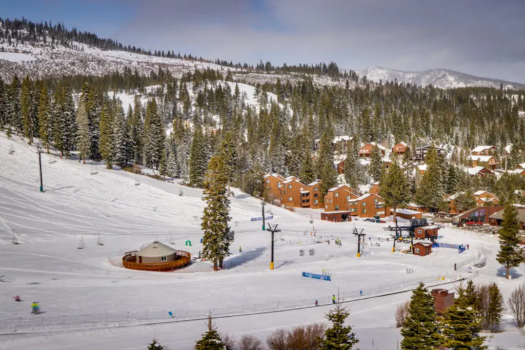 Tranquil cabin near ski slopes & trails with wraparound deck & pool table