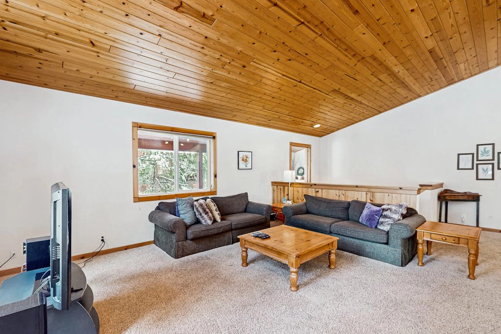 Spacious cabin with shared pools & hot tubs - near skiing, hiking & biking