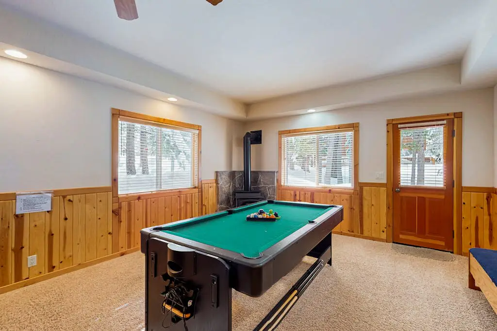 Spacious cabin with shared pools & hot tubs - near skiing, hiking & biking