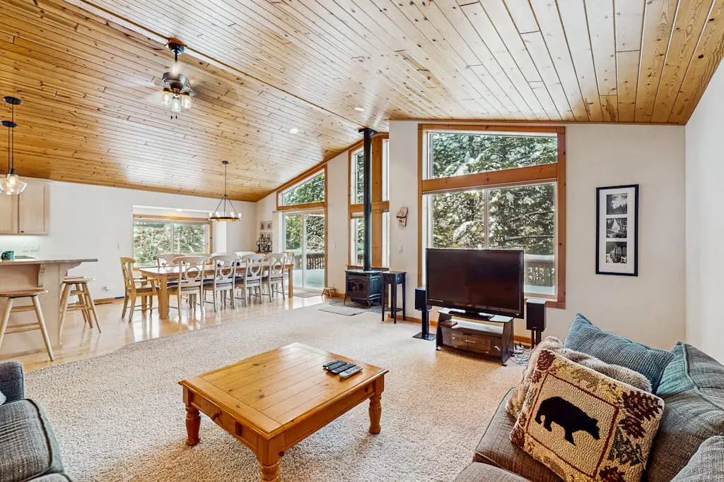 Spacious cabin with shared pools & hot tubs - near skiing, hiking & biking